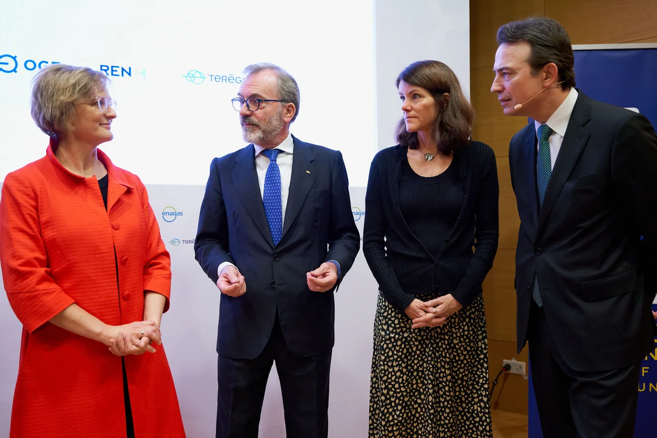 Personalidades institucionales después de la firma del MoU del H2Med