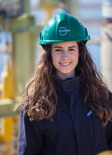 Operadora trabajando en planta de Enagás