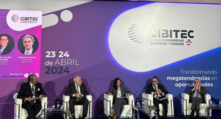 Presidente de Enagás interviniendo en un evento