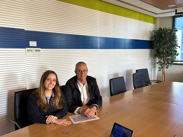 Ángela Rodríguez, Maintenance Specialist, and Juan de Olmo, Manager of the Huelva Plant