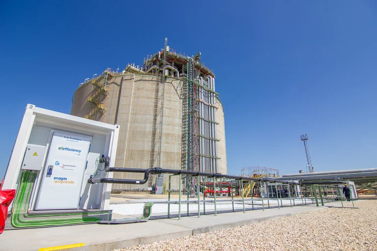 Fotografía capturada de una instalación de regasificación de Enagás