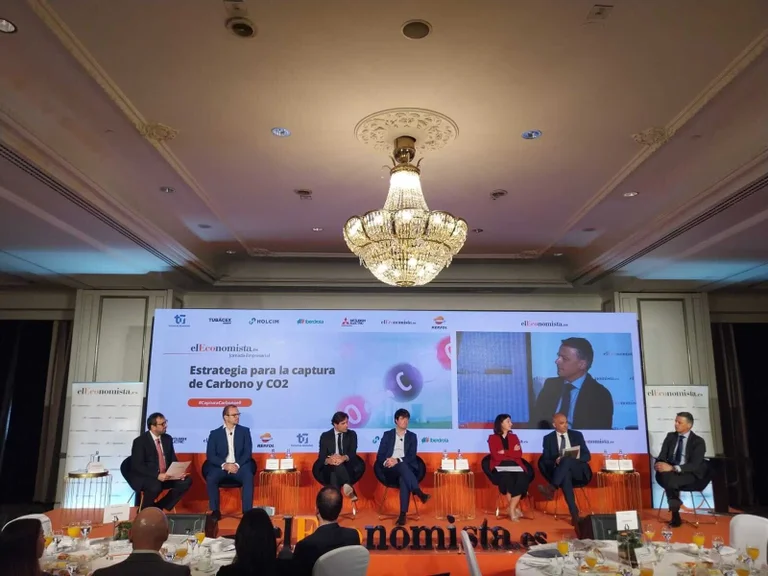 Profesionales de Enagás durante su intervención en un evento