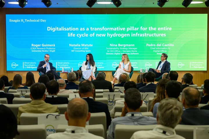 Mesa redonda "Digitalisation as a transformative pillar for the entire life cycle of new hydrogen infrastructures" en el H2 Technical Day Enagás