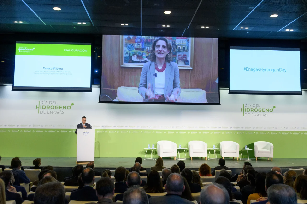 President of Enagás listening to Teresa Ribera's video on Hydrogen Day