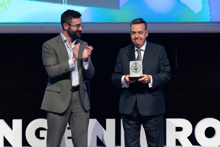 Antonio Llardén recogiendo el premio junto al Secretario de Estado de Energía