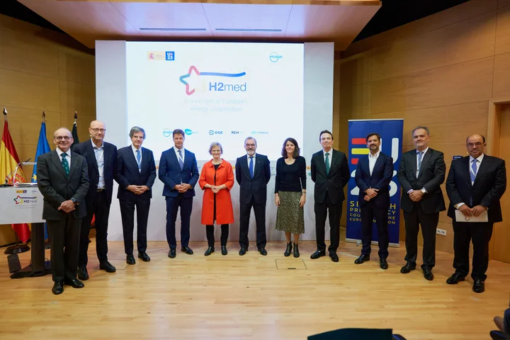 Foto familia de las personalidades institucionales en el evento H2Med