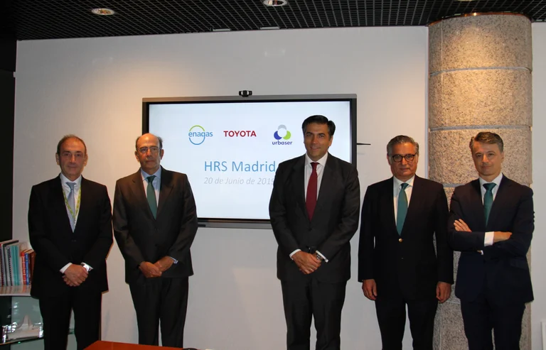 Enagás professionals alongside partners following the agreement signing.