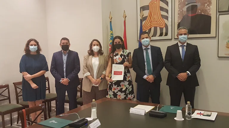 Foto de los asistentes tras la formalización de un acuerdo