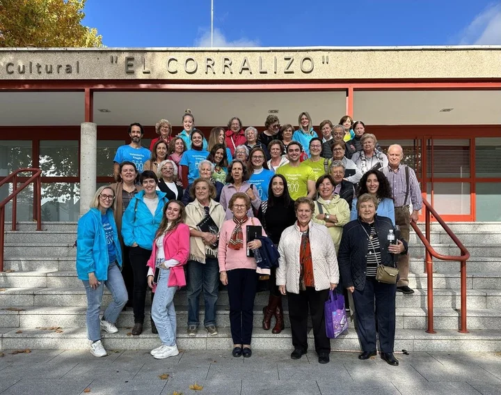Profesionales de Enagás acompañando a personas mayores en voluntariado en Madrid
