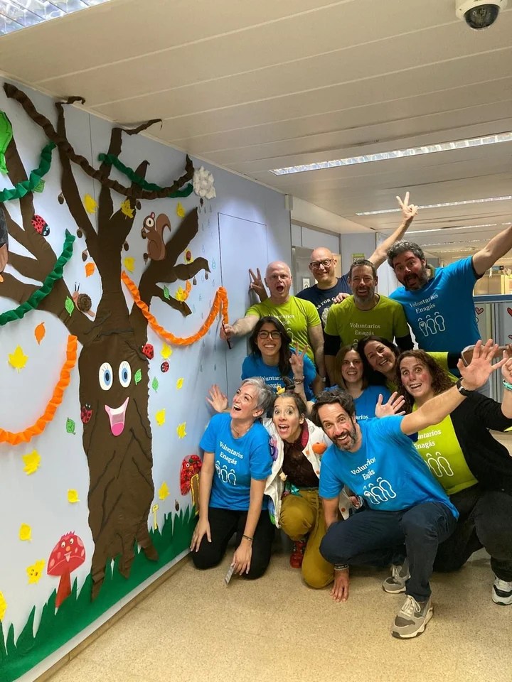 Profesionales de Enagás durante el voluntariado con la Fundación Theodora en Barcelona