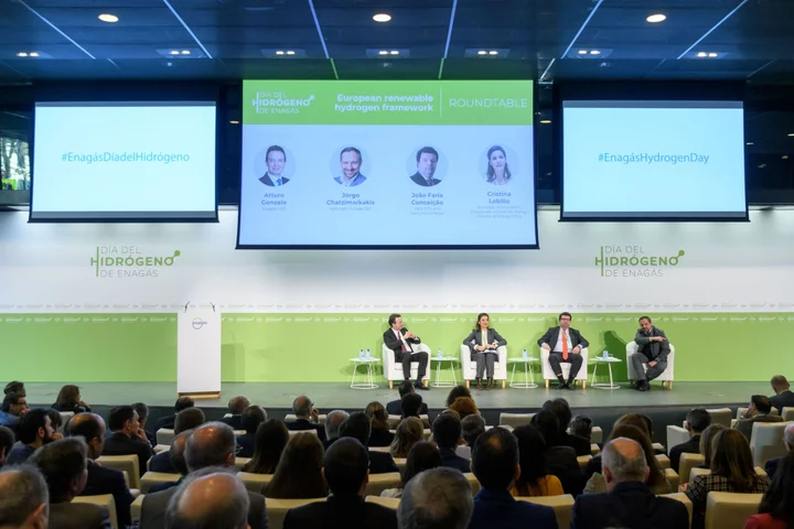 Participants in a round table discussion at Enagás Hydrogen Day