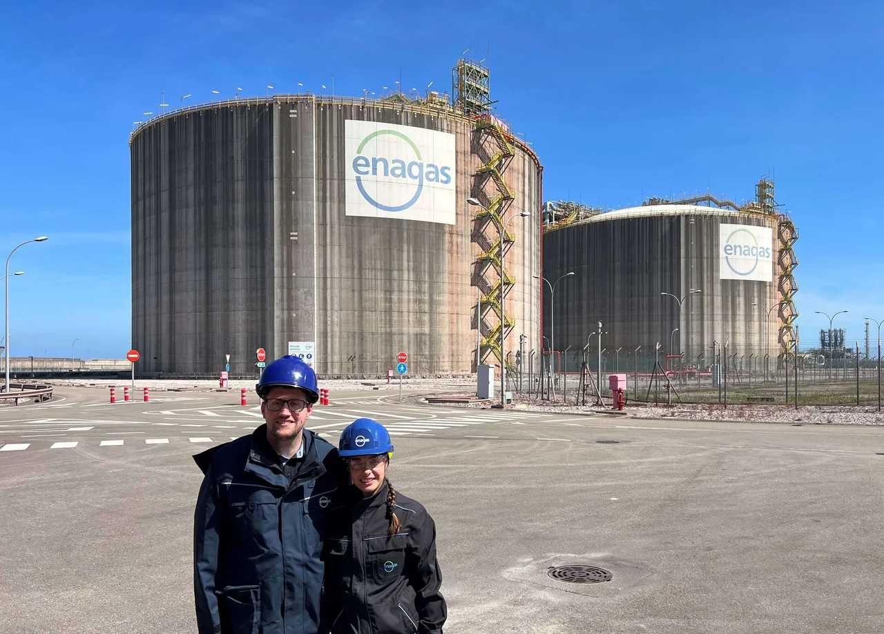 Lucía González and Xandru Orejudo, Operator at El Musel Plant