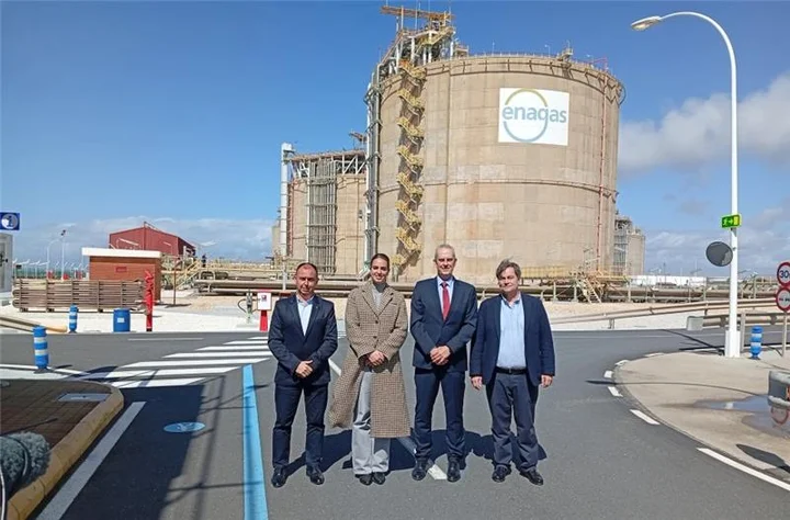 La alcaldesa junto a responsables de Enagás