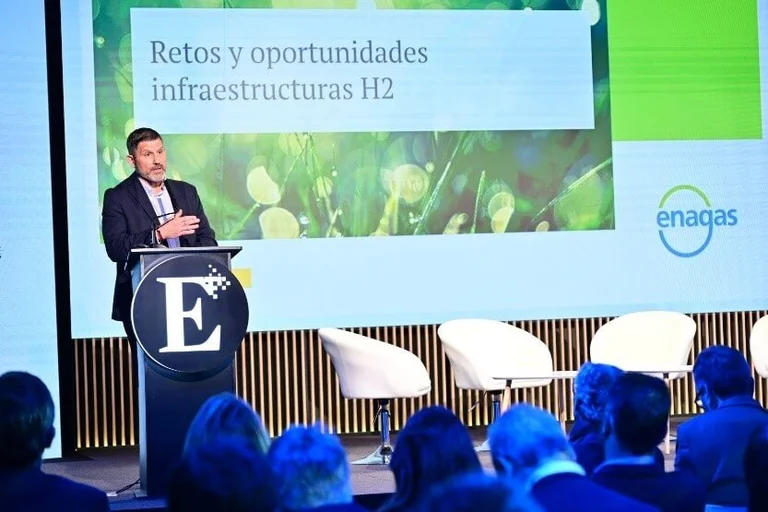 Profesionales de Enagás durante su intervención en un evento