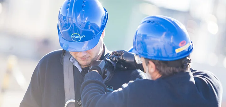Operadores de Enagás colocándose el equipo de seguridad