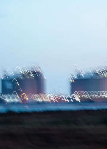 Imagen borrosa de una planta de regasificación