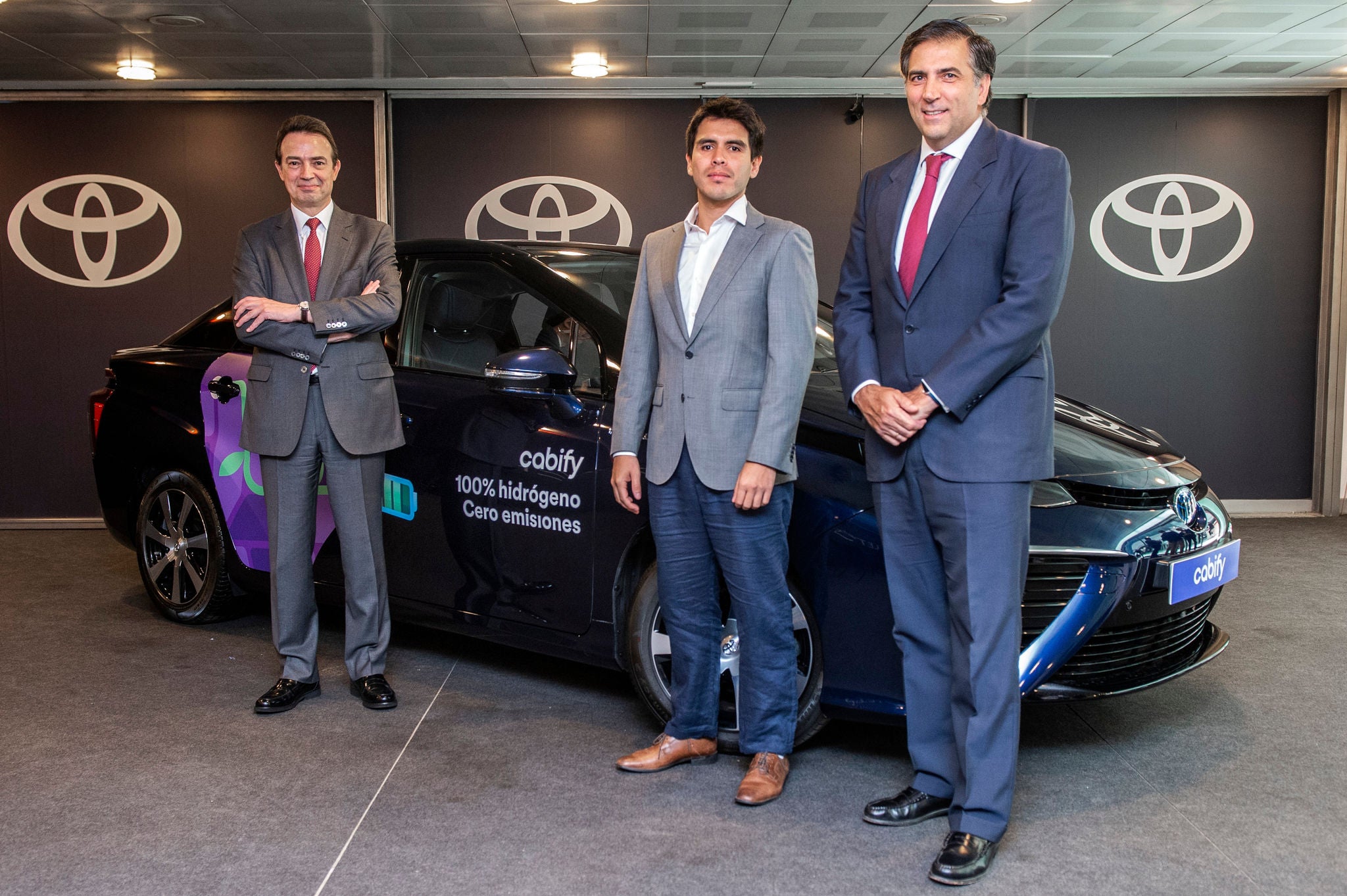 Arturo Gonzalo with other professionals along side a car
