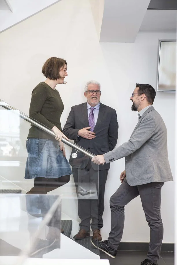 Personas en ambiente de trabajo Profesionales manteniendo una conversación