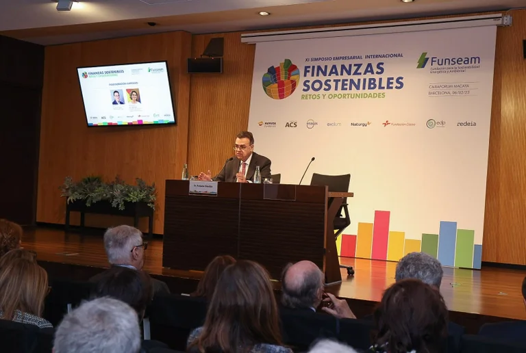 Enagás Chairman delivering his speech at Funseam
