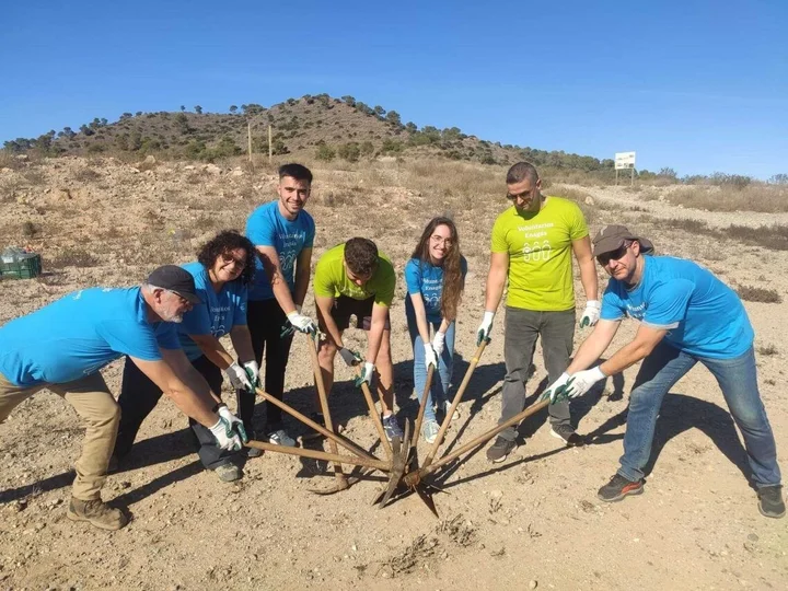 Grupo de profesionales de Enagás durante un voluntariado en el campo