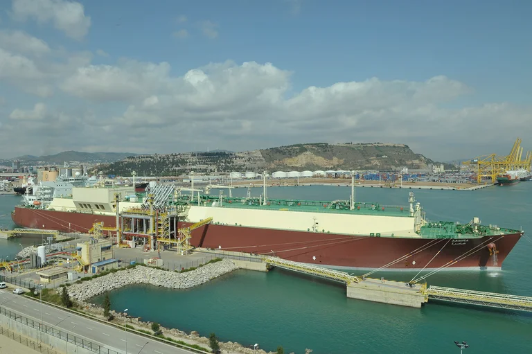 Metanero descargando en la planta de GNL de Barcelona