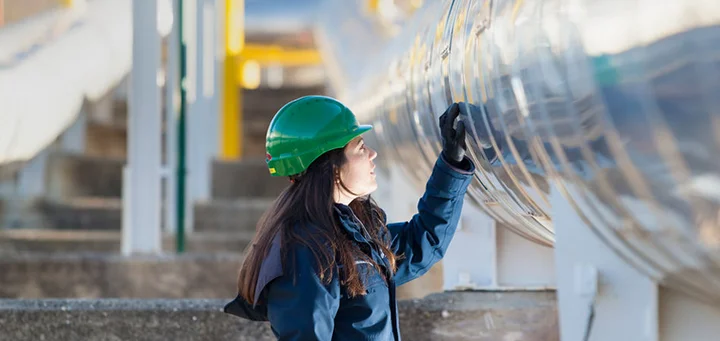 Enagás operator working at a plant