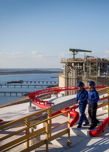 Dos trabajadores paseando por una terminal
