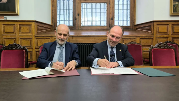 Profesionales firmando cátedra
