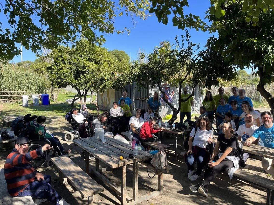 Enagás professionals acoompanying elderly people on a volunteer programme in Seville