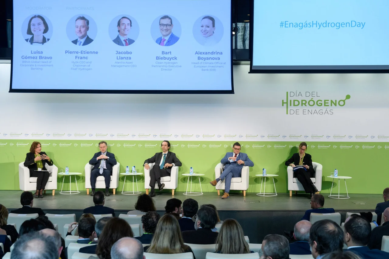 Participants in one of the Enagás Hydrogen Day round tables
