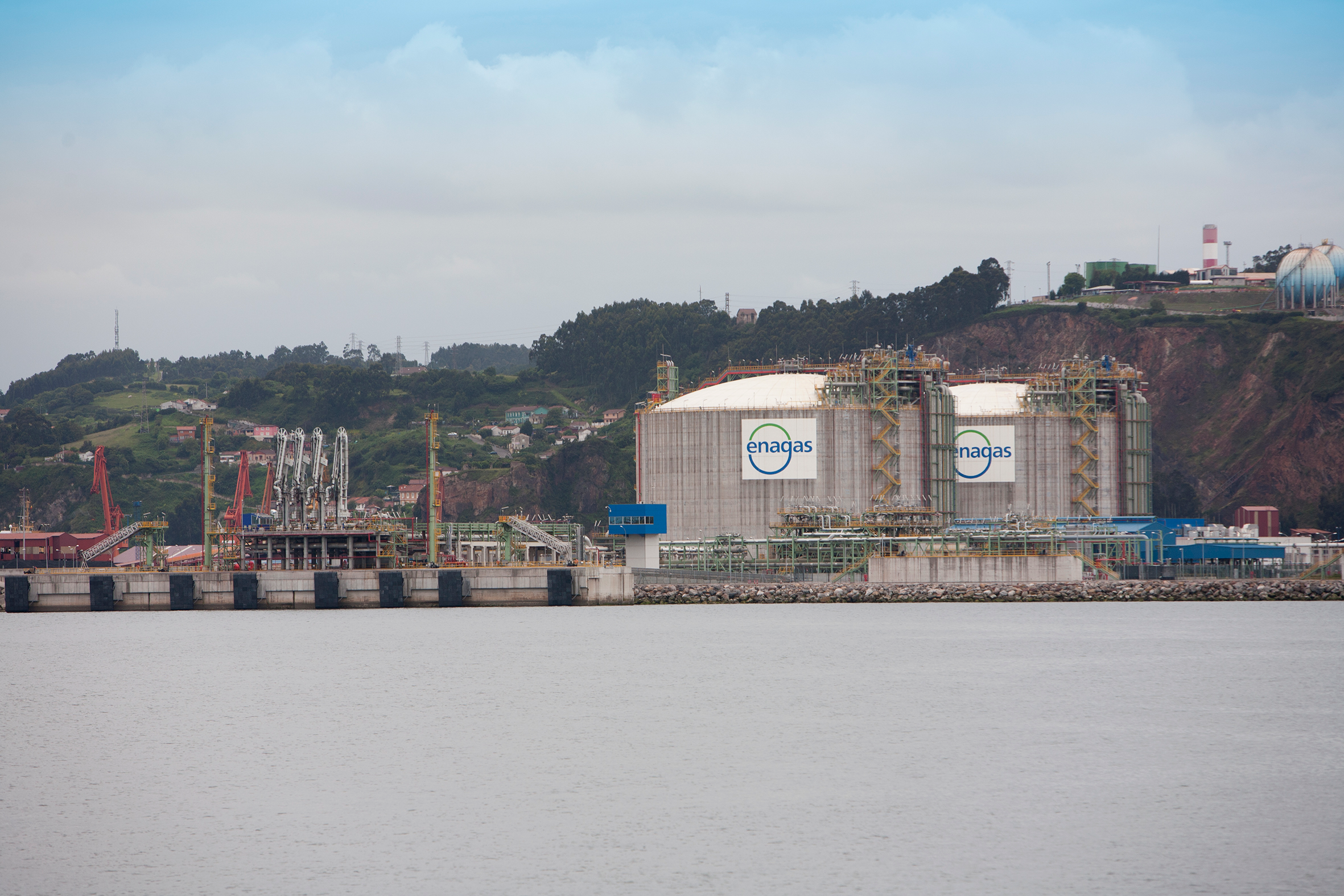  Foto de la terminal de gas natural licuado El Musel