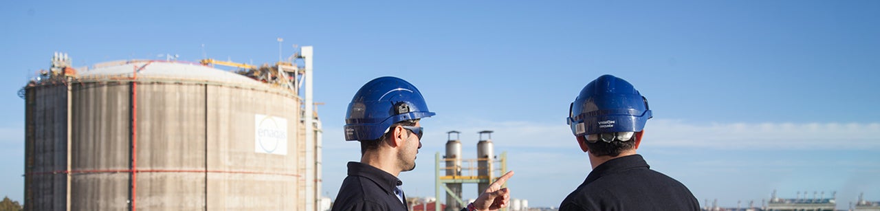 Operadores de Enagás con gafas de protección