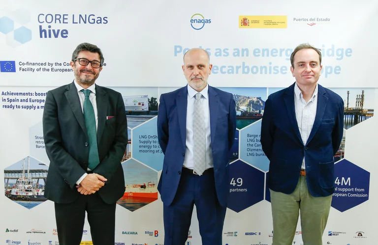 Foto de grupo de profesionales de Enagás posando en el photocall