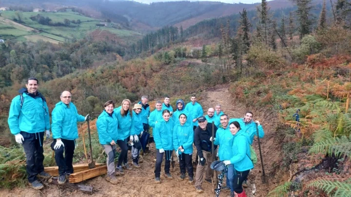 Profesionales de Enagás durante un voluntariado en Bermeo