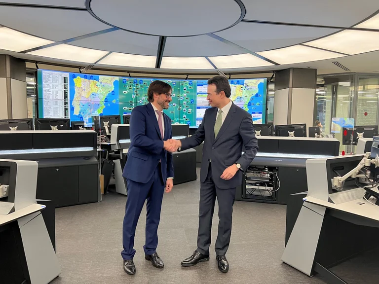 CEO de Enagás y CEO de Reganosa estrechando las manos 