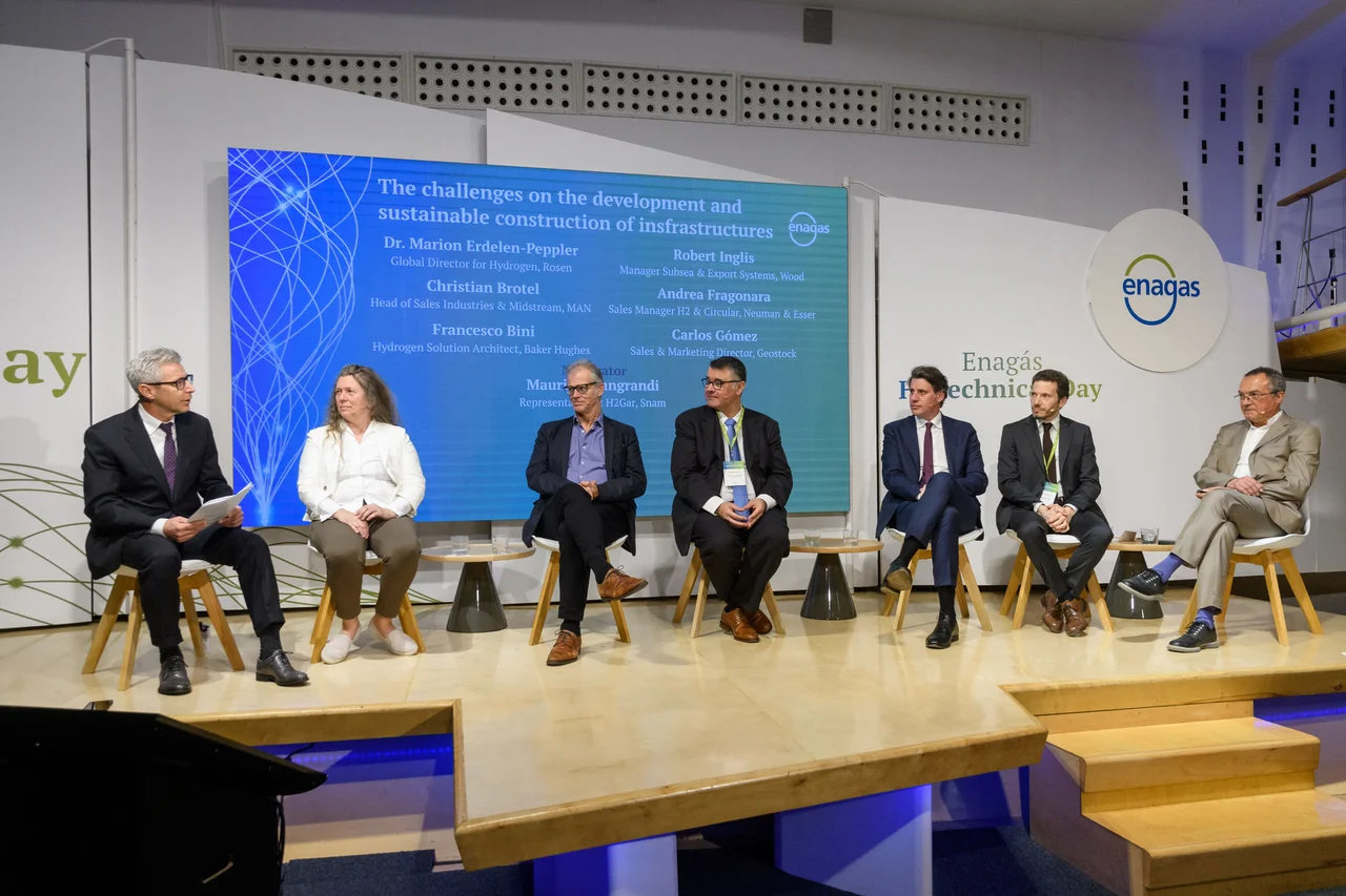 Mesa redonda "Los retos en el desarrollo y la construcción sostenible de infraestructuras” en el H2 Technical Day