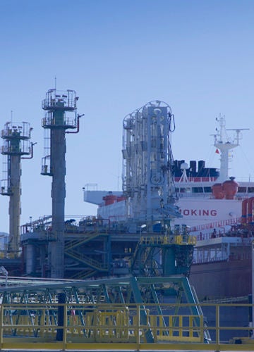 Pasarela de atraque en la planta de regasificación de Huelva