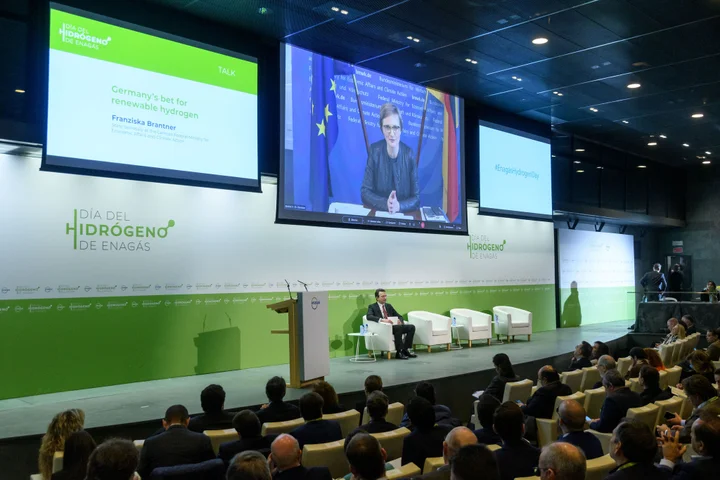Arturo Gonzalo on stage at Enagás Hydrogen Day