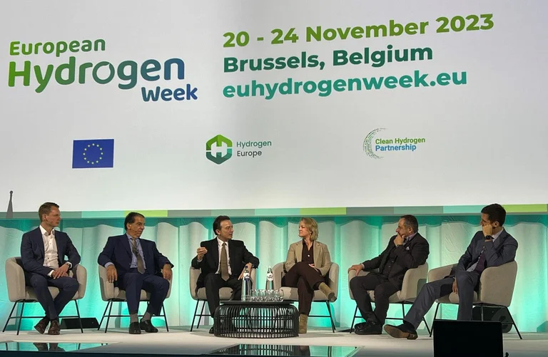 Profesionales durante un evento Arturo Gonzalo en la European Hydrogen Week 2023