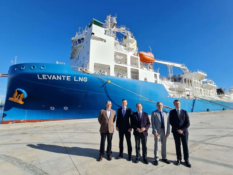 Profesionales de Enagás posando frente a barco
