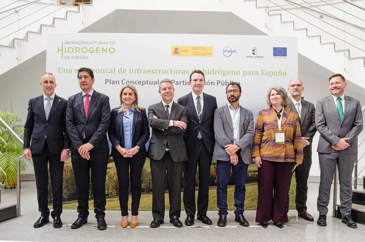 Arturo Gonzalo junto con personajes institucionales