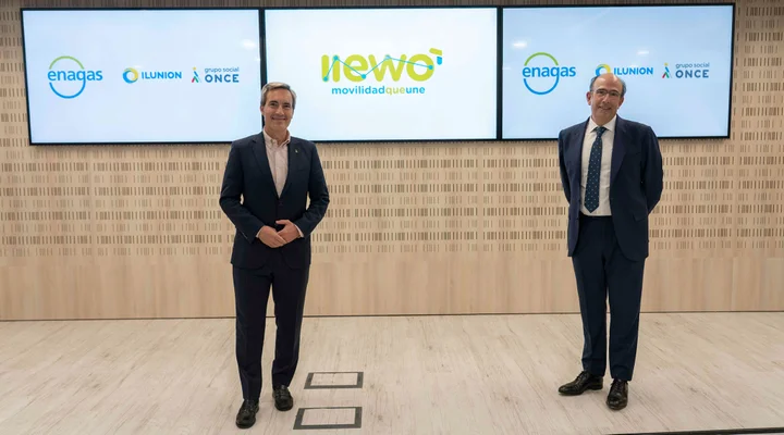 Enagás representatives alongside partners after sealing the agreement