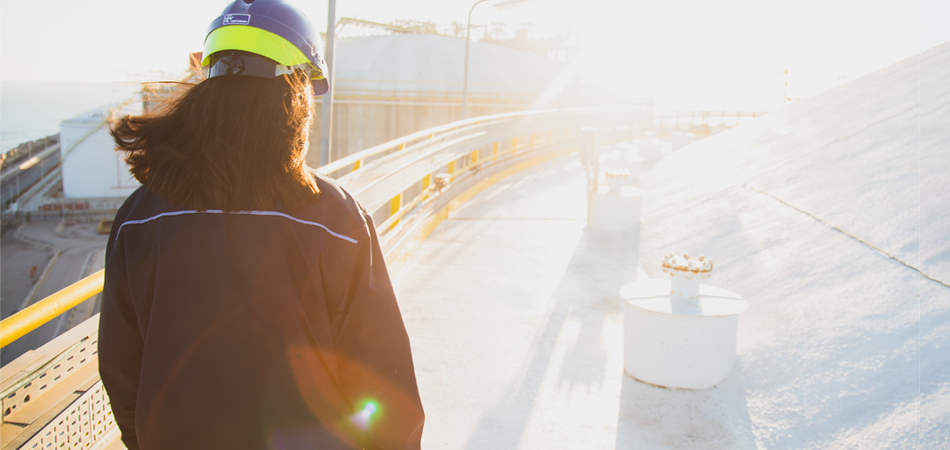 Female operator at an Enagás terminal