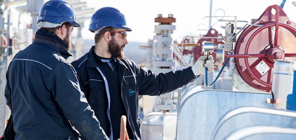 Professionals at an Enagás terminal