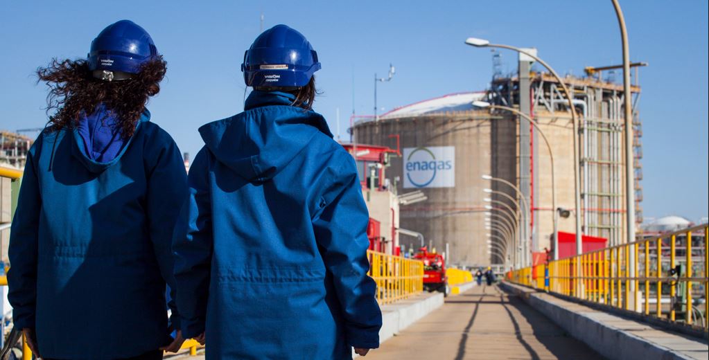 Female operators walking in an Enagás terminal