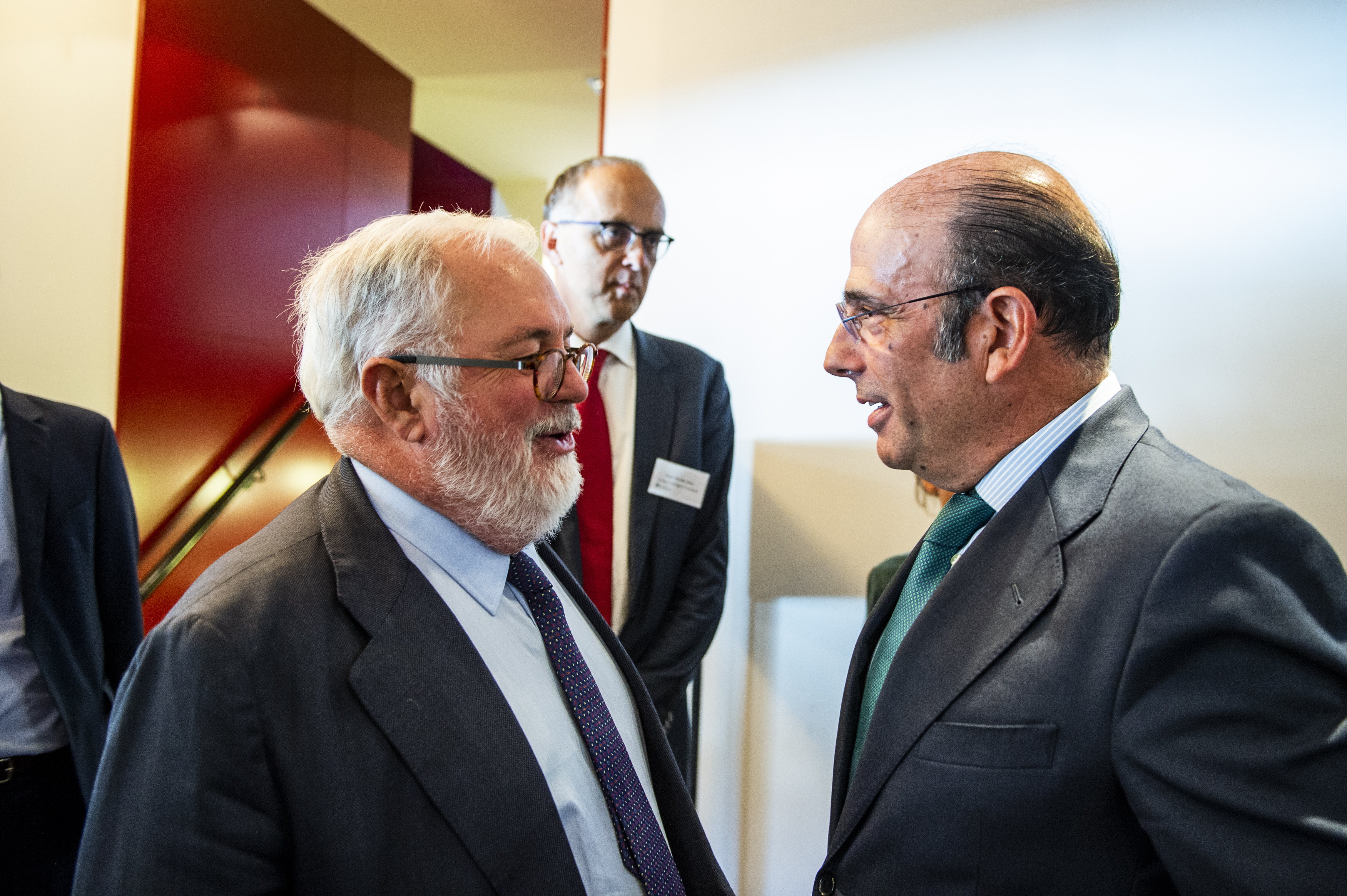 Marcelino Oreja, former CEO of Enagás, talking to Miguel Arias Cañete