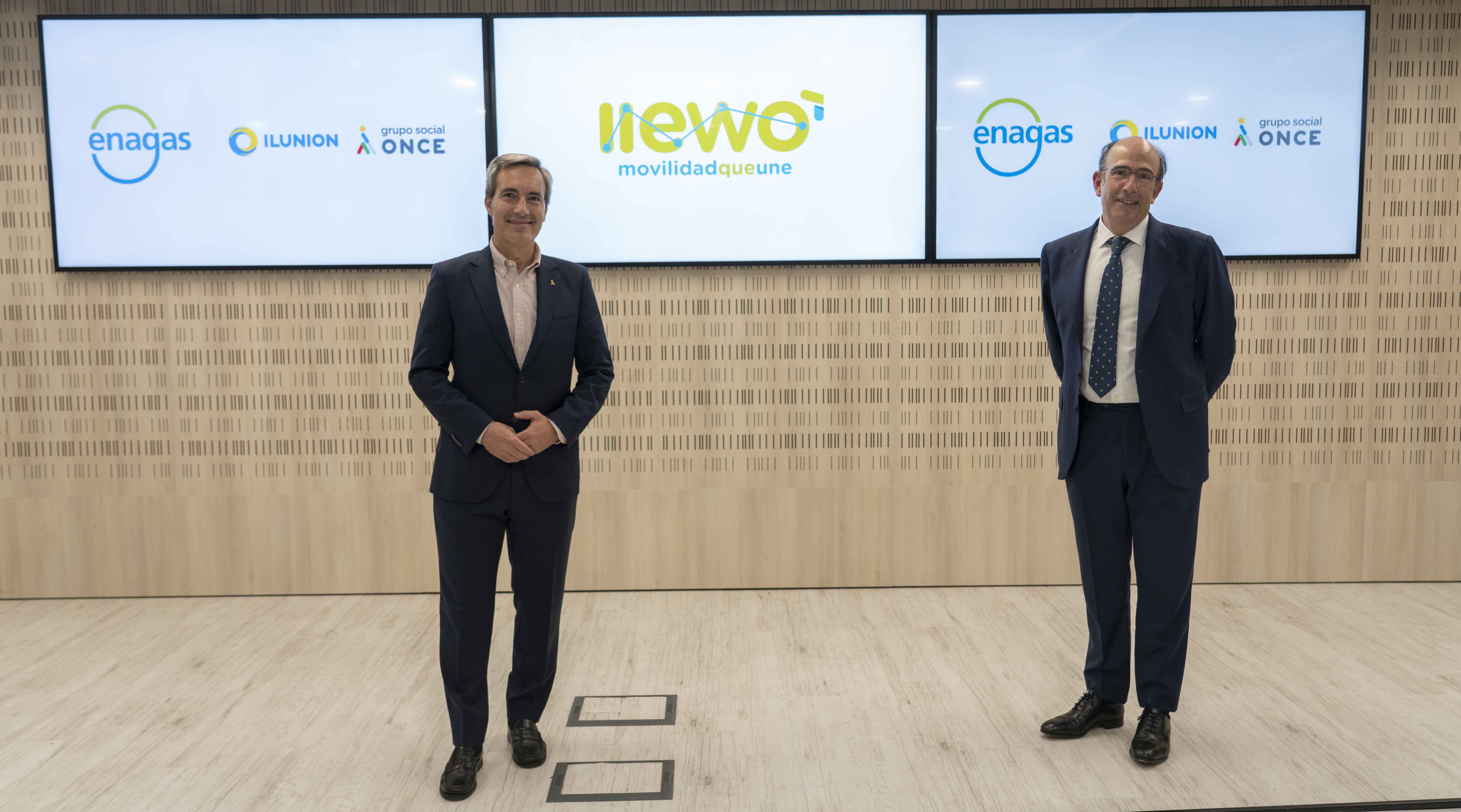 Enagás representatives alongside partners after sealing the agreement