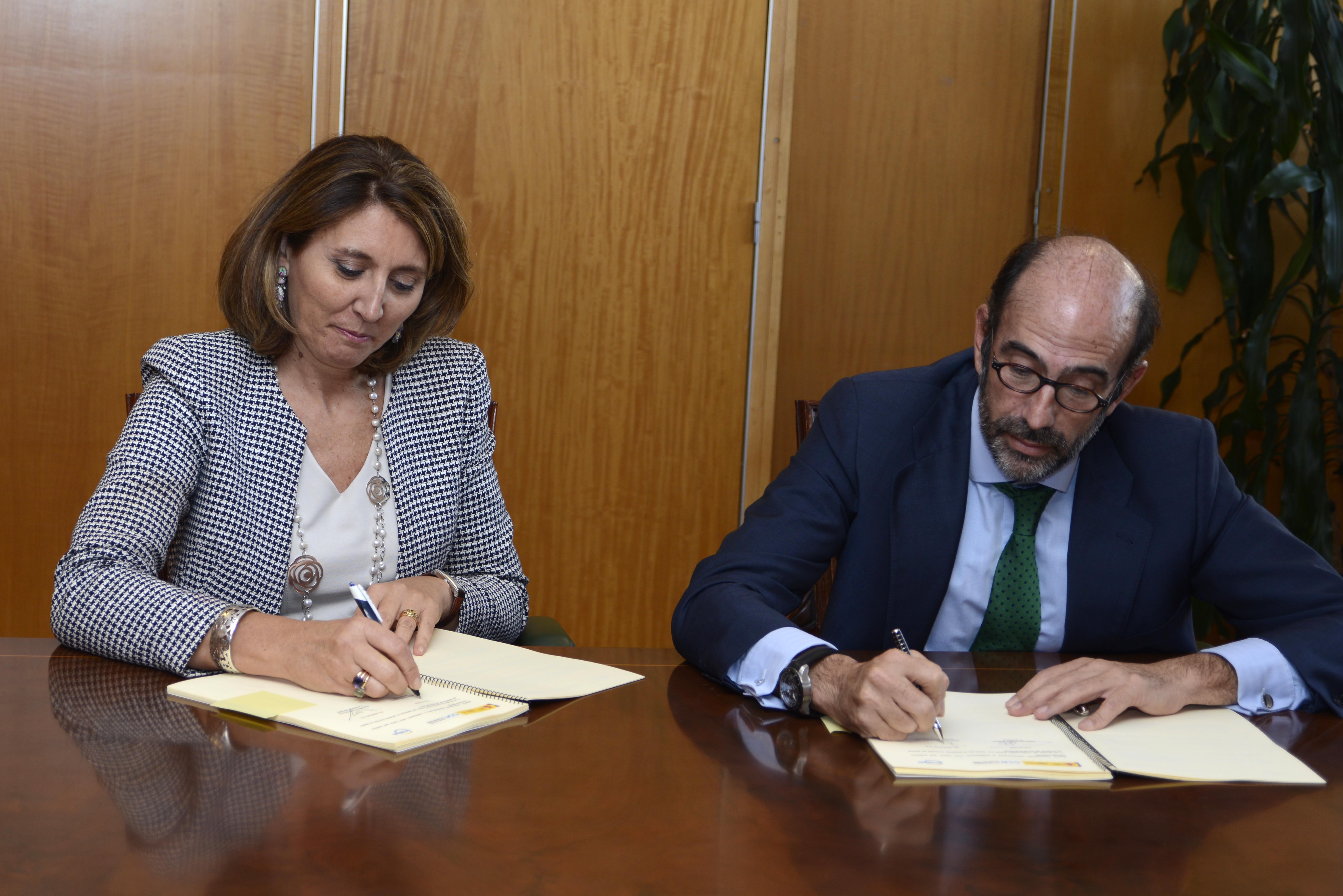 Enagás professionals together with partners after the signing of the agreement