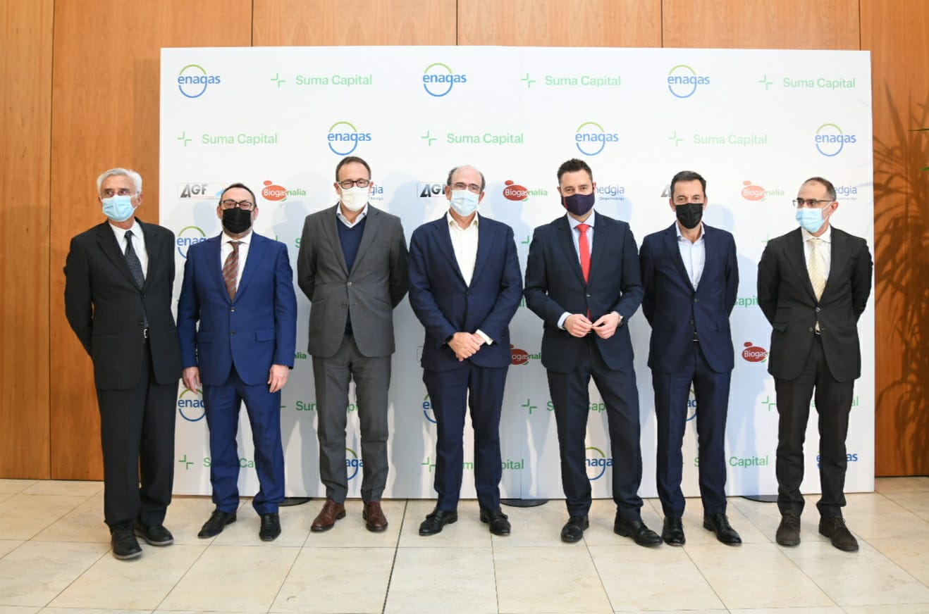 Group photo at the presentation of the biomethane plant of the UNUE project