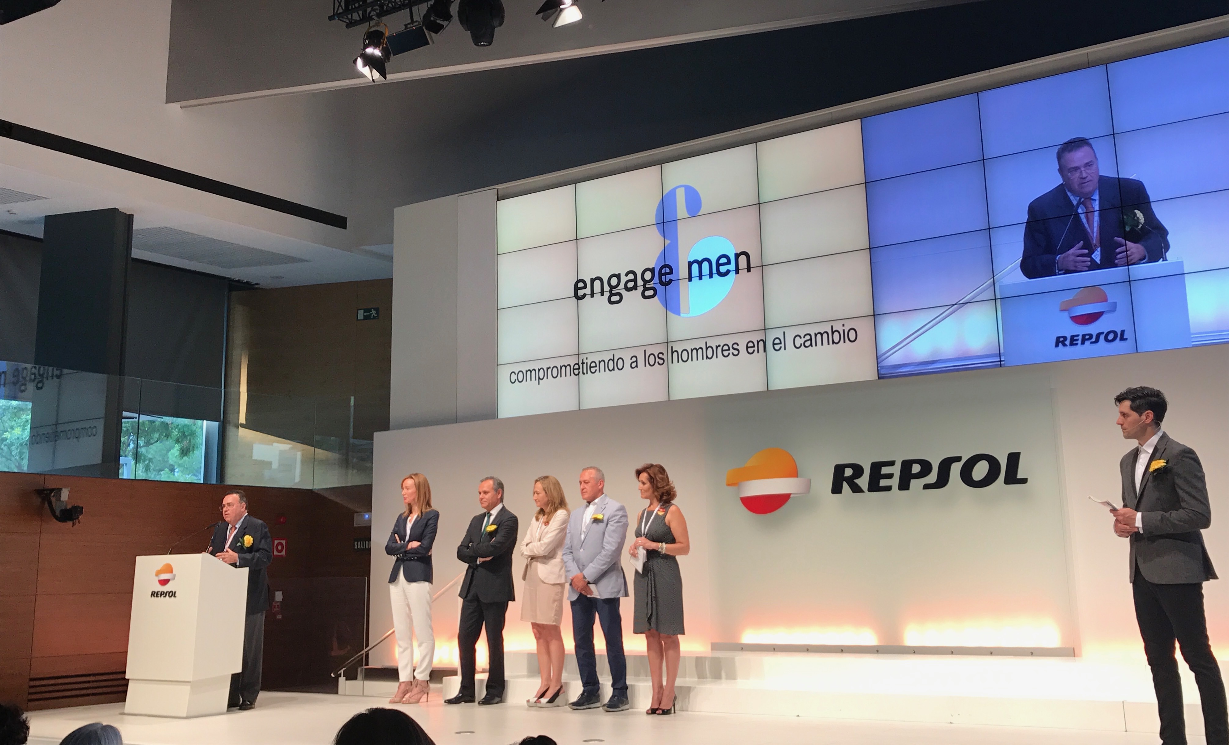 Enagás Chairman making a statement at an event